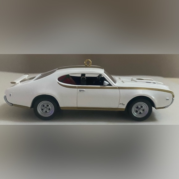 Hallmark Keepsake Ornament 1969 Hurst Oldsmobile 442 - Picture 6 of 6